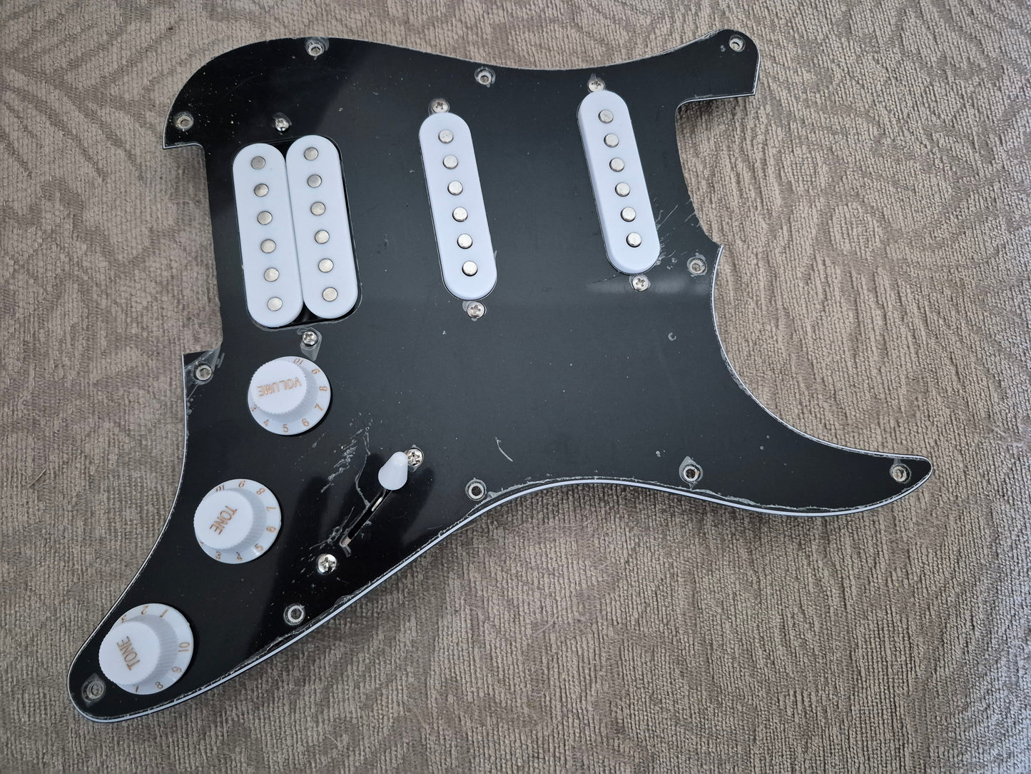 Black HSS Pickguard – Ceramic Pickups (Stratocaster)