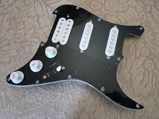 Black HSS Pickguard – Ceramic Pickups (Stratocaster)