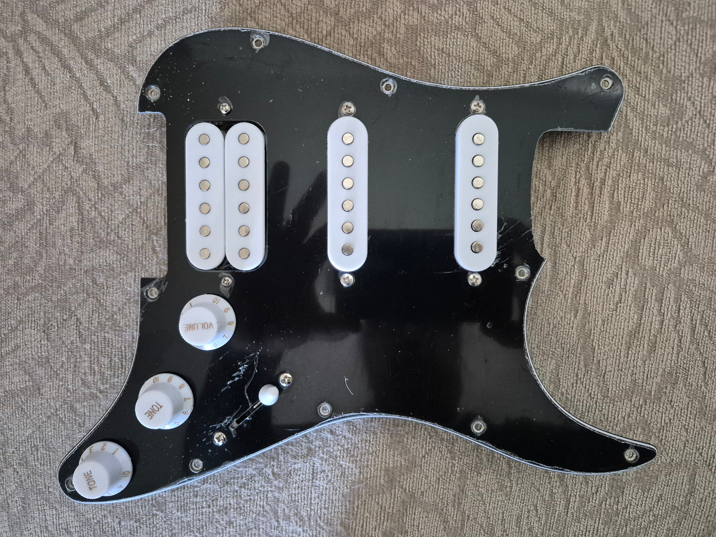 Black HSS Pickguard – Ceramic Pickups (Stratocaster)