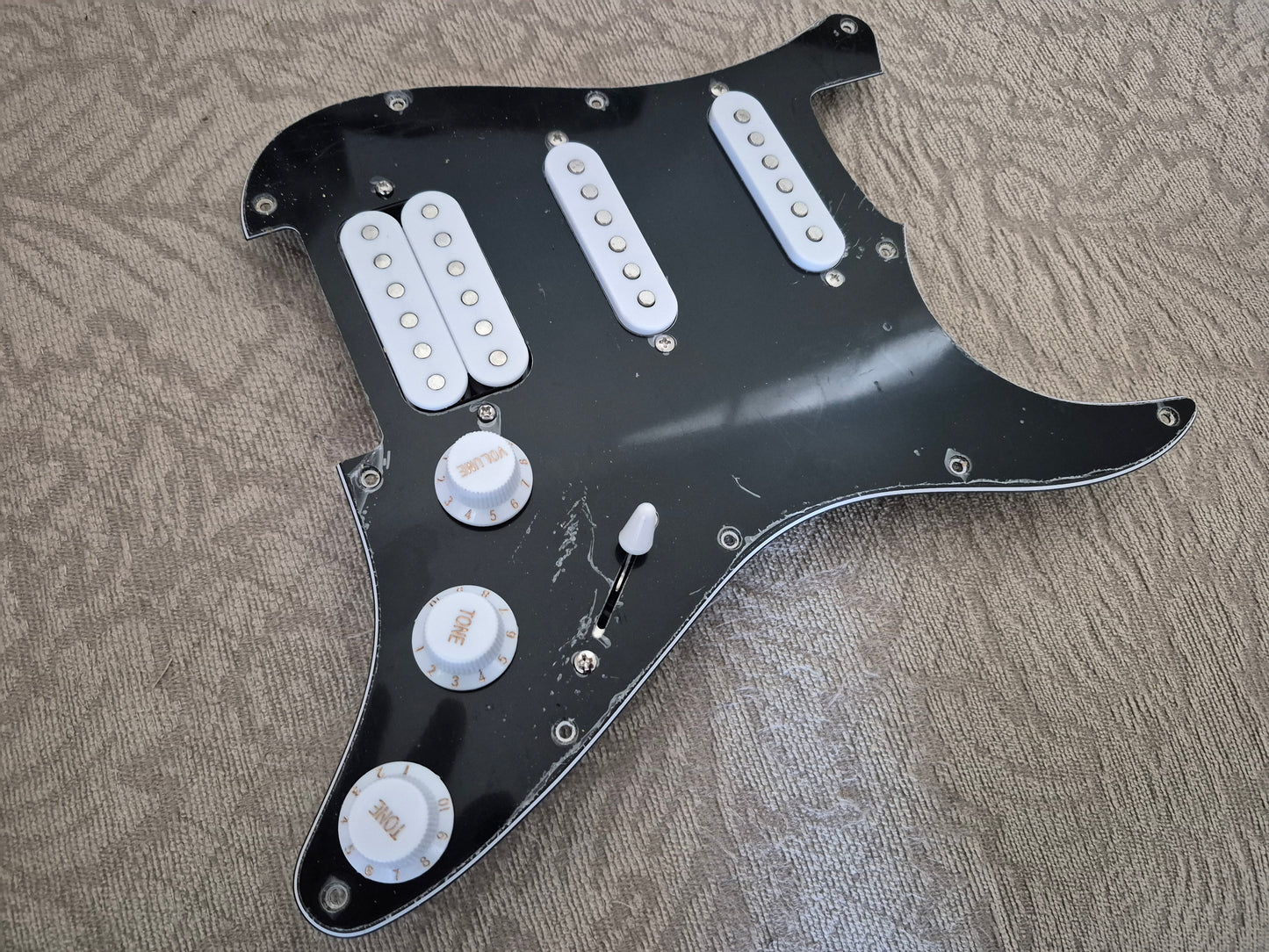Black HSS Pickguard – Ceramic Pickups (Stratocaster)