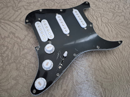 Black HSS Pickguard – Ceramic Pickups (Stratocaster)