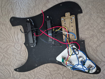 Black HSS Pickguard – Ceramic Pickups (Stratocaster)