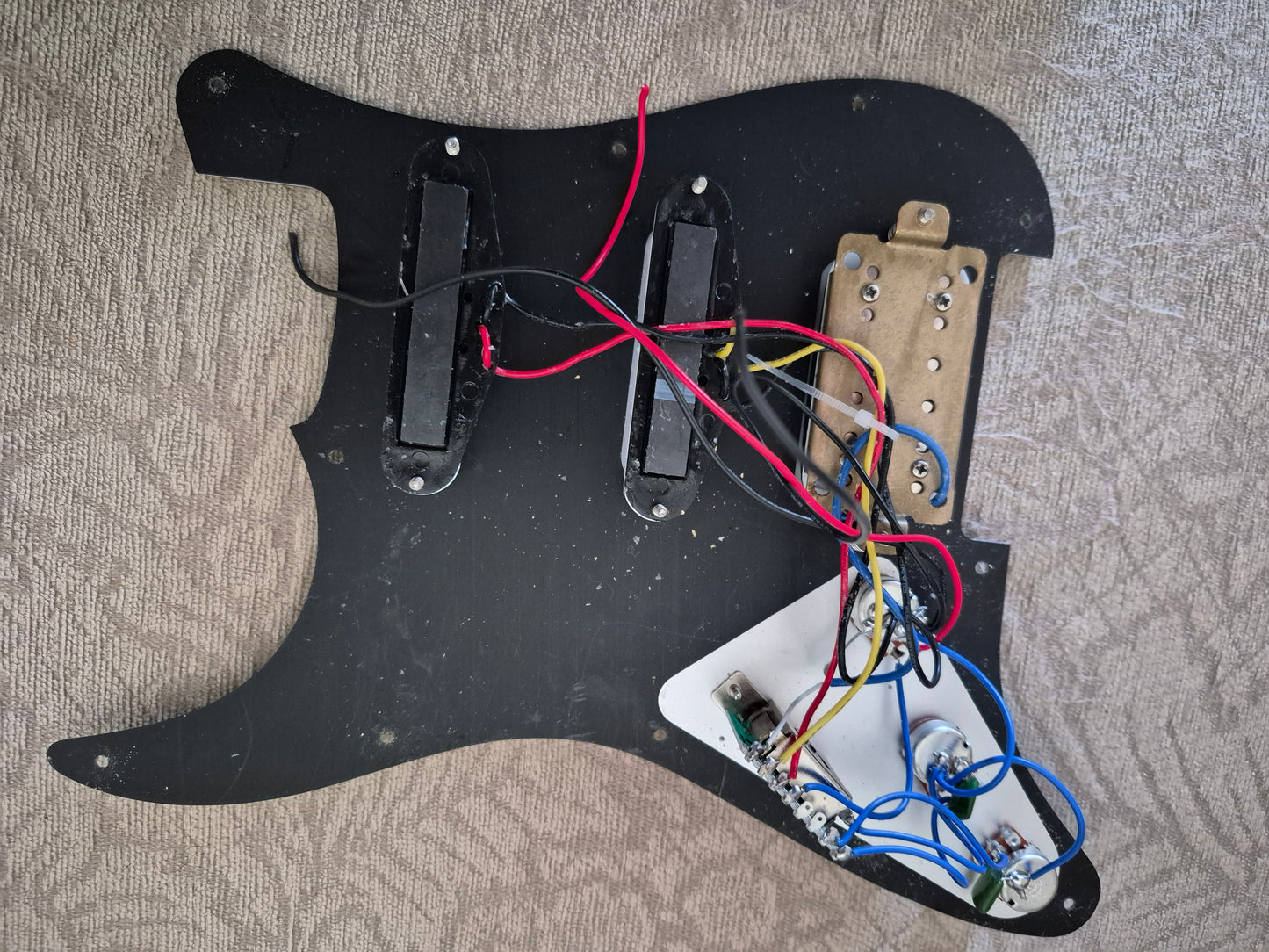 Black HSS Pickguard – Ceramic Pickups (Stratocaster)