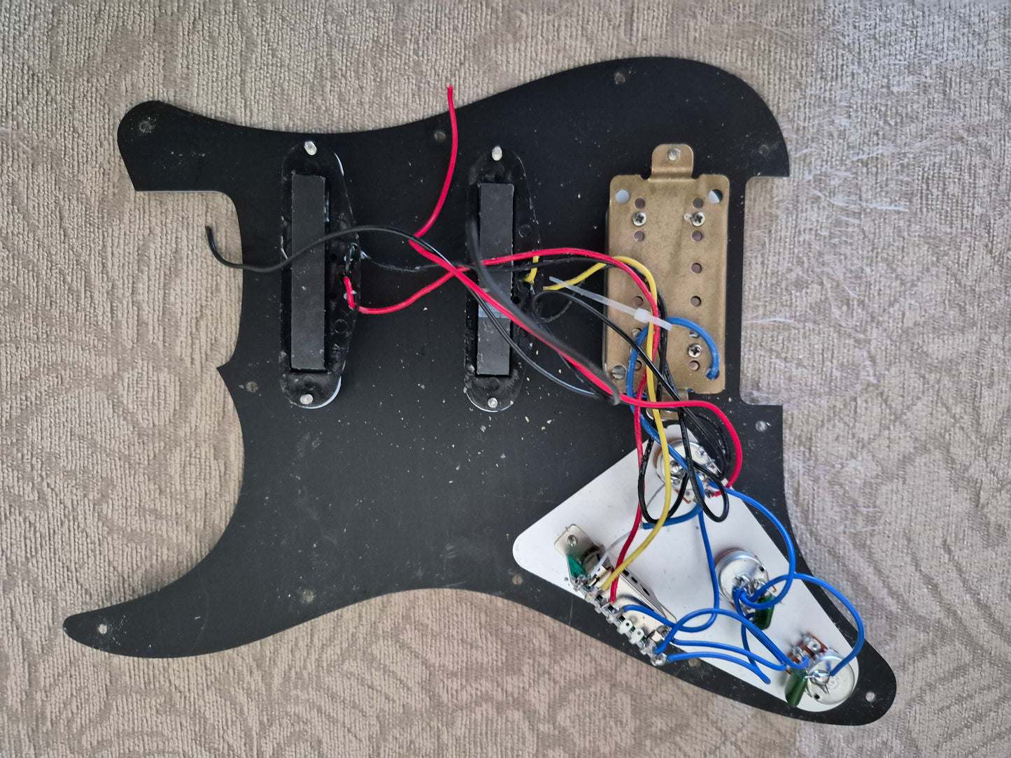 Black HSS Pickguard – Ceramic Pickups (Stratocaster)