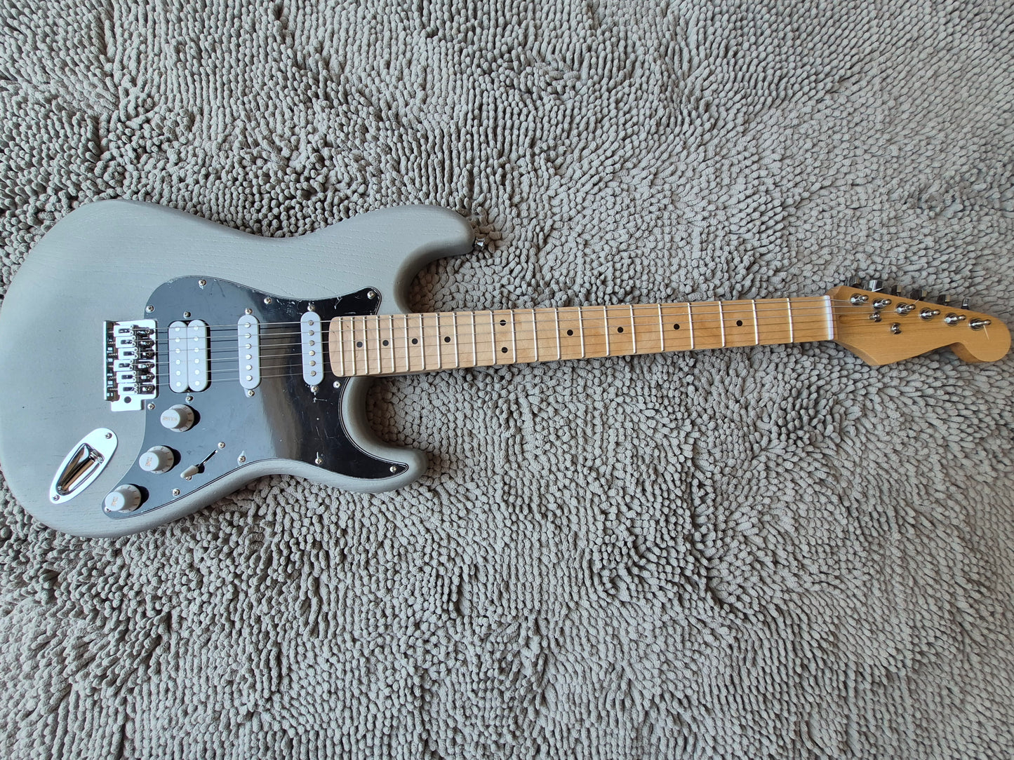 Fat Strat – Matte Silver / Maple Neck / Ceramic Pickups