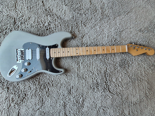 Fat Strat – Matte Silver / Maple Neck / Ceramic Pickups