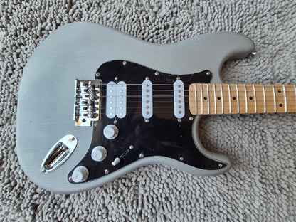 Fat Strat – Matte Silver / Maple Neck / Ceramic Pickups
