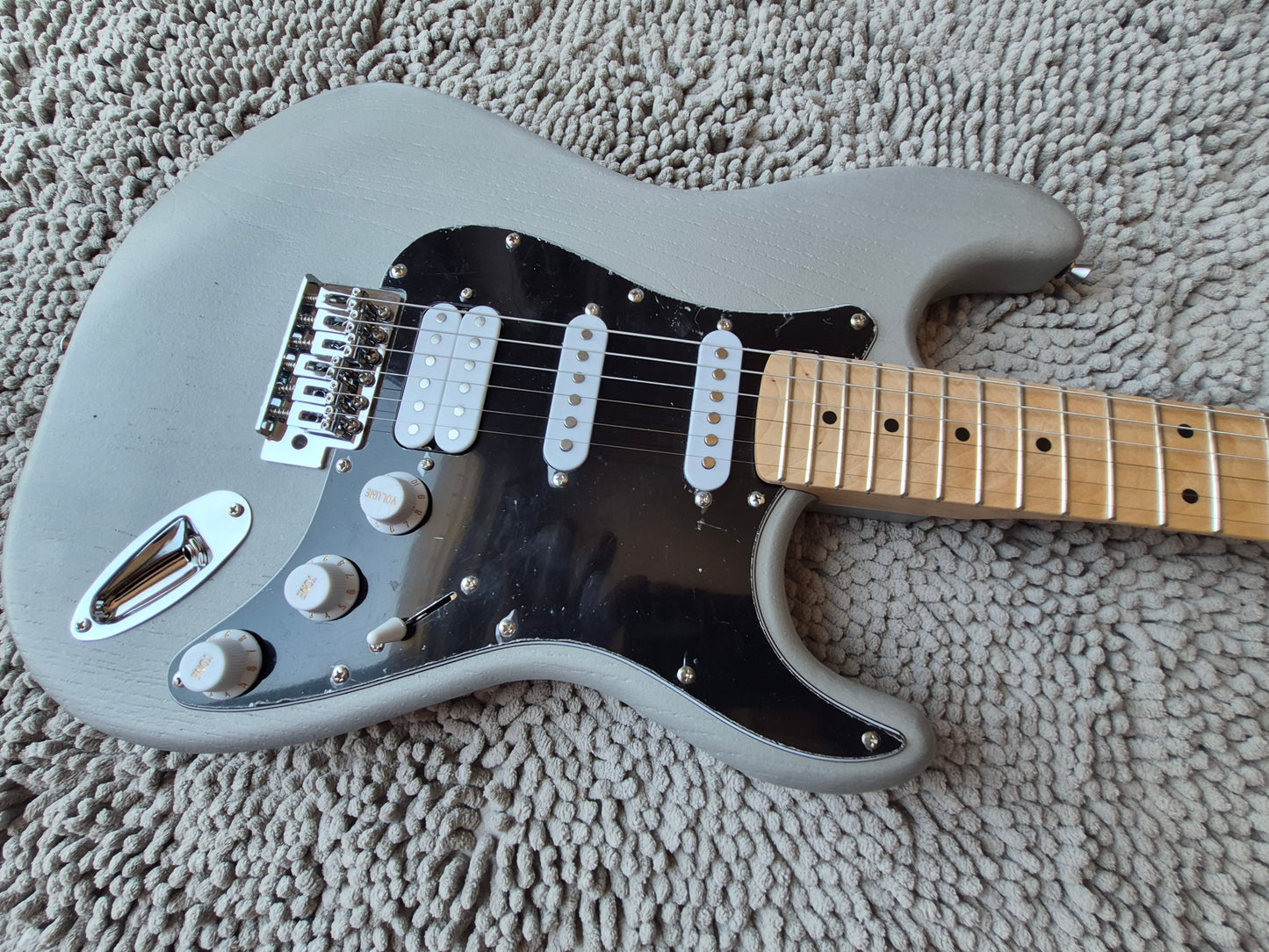 Fat Strat – Matte Silver / Maple Neck / Ceramic Pickups