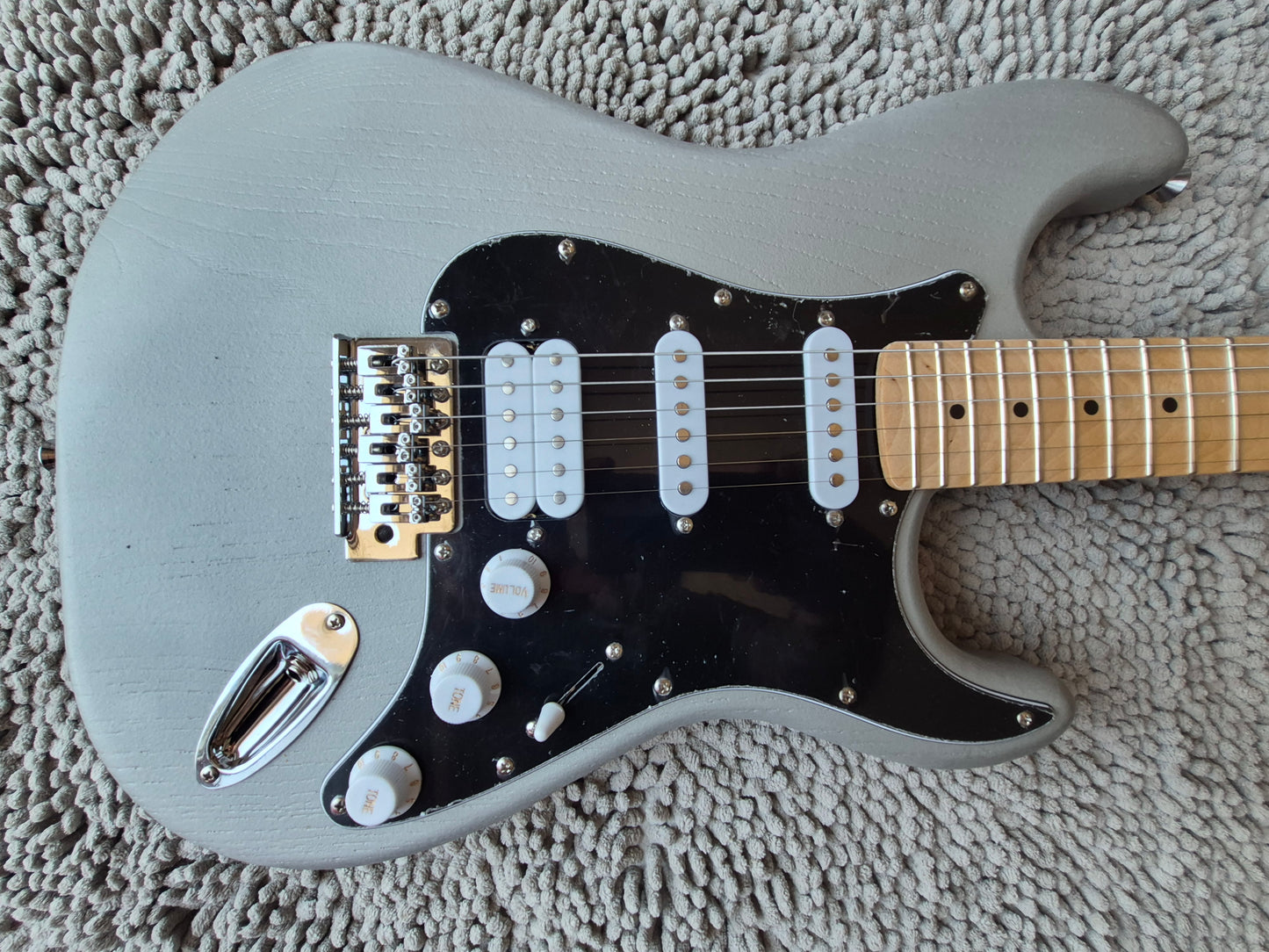 Fat Strat – Matte Silver / Maple Neck / Ceramic Pickups
