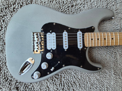 Fat Strat – Matte Silver / Maple Neck / Ceramic Pickups