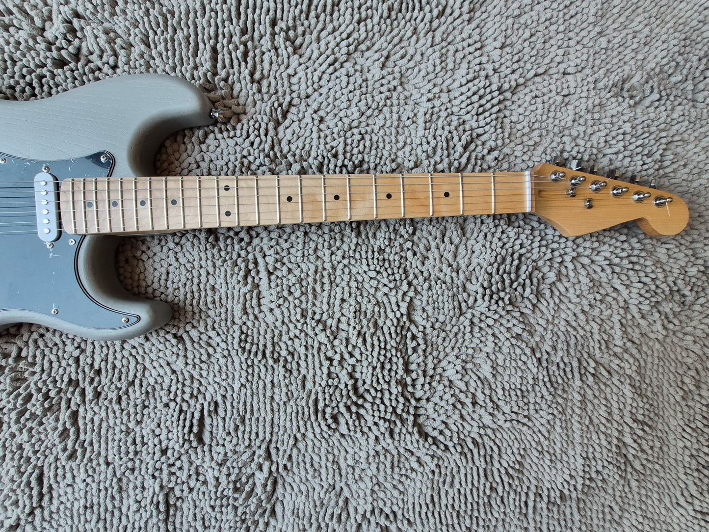 Fat Strat – Matte Silver / Maple Neck / Ceramic Pickups