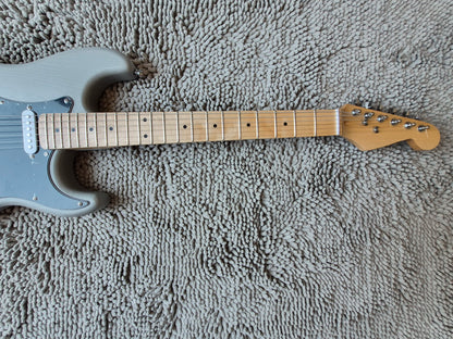 Fat Strat – Matte Silver / Maple Neck / Ceramic Pickups
