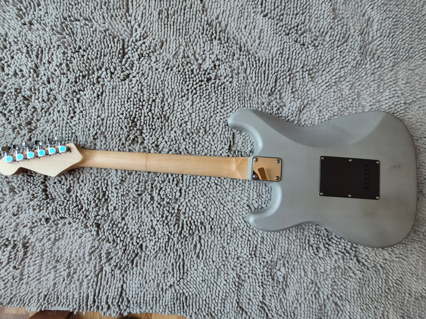 Fat Strat – Matte Silver / Maple Neck / Ceramic Pickups