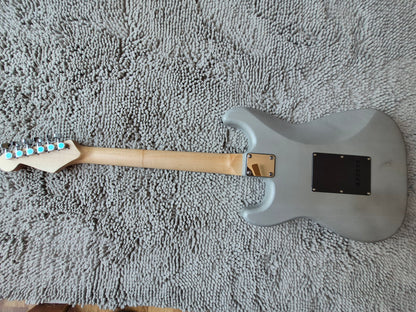 Fat Strat – Matte Silver / Maple Neck / Ceramic Pickups