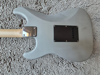Fat Strat – Matte Silver / Maple Neck / Ceramic Pickups