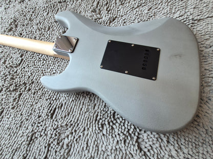 Fat Strat – Matte Silver / Maple Neck / Ceramic Pickups