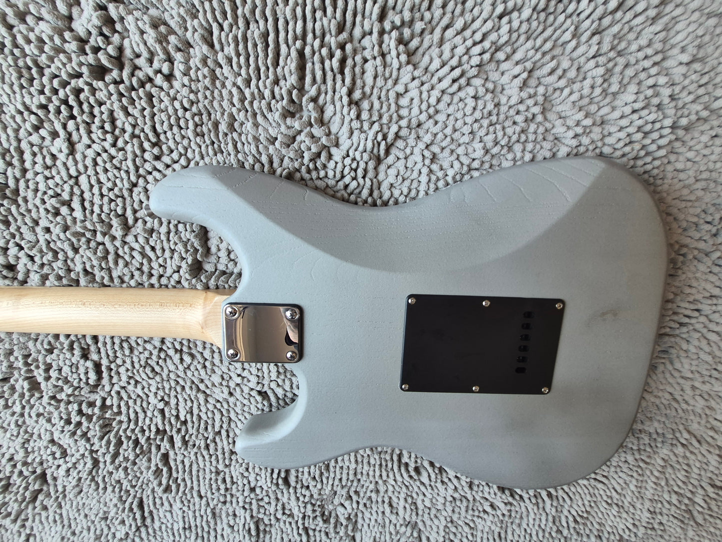 Fat Strat – Matte Silver / Maple Neck / Ceramic Pickups
