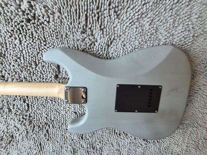 Fat Strat – Matte Silver / Maple Neck / Ceramic Pickups