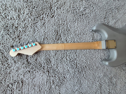 Fat Strat – Matte Silver / Maple Neck / Ceramic Pickups
