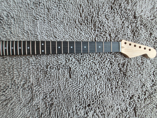 22 Fret Stratocaster Neck – Rosewood / Medium Jumbo