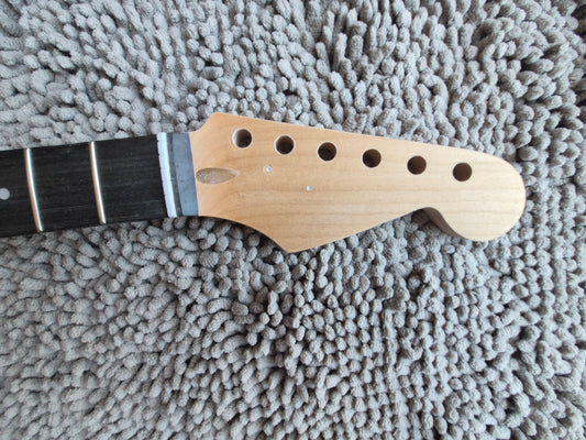 22 Fret Stratocaster Neck – Rosewood / Medium Jumbo