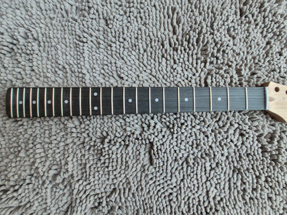 22 Fret Stratocaster Neck – Rosewood / Medium Jumbo