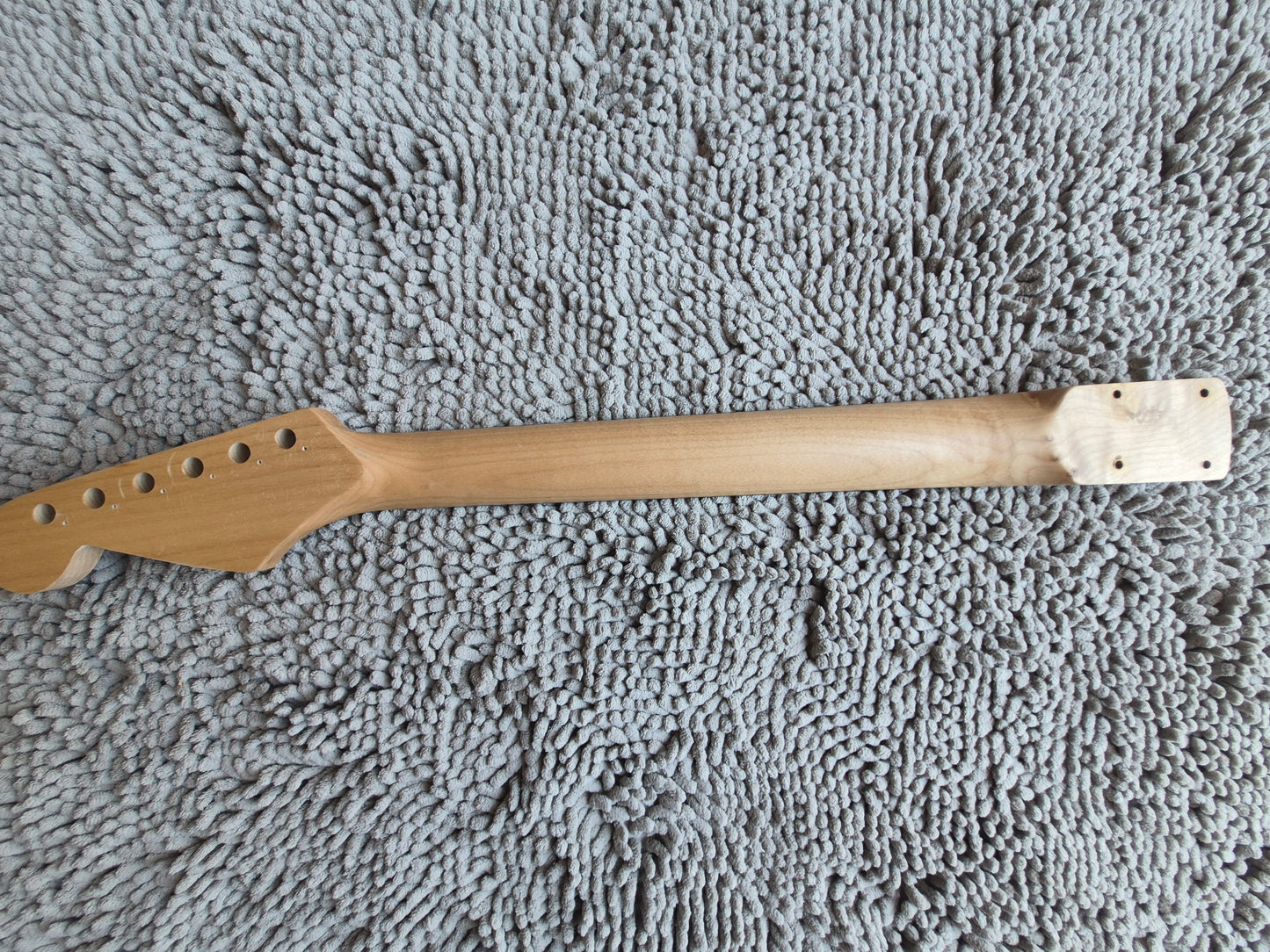 22 Fret Stratocaster Neck – Rosewood / Medium Jumbo